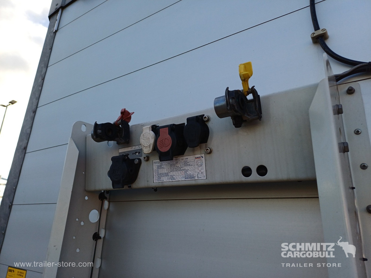 SCHMITZ Auflieger Curtainsider Standard - Semirremolque lona: foto 2 SCHMITZ Auflieger Curtainsider Standard - Semirremolque lona: foto 2