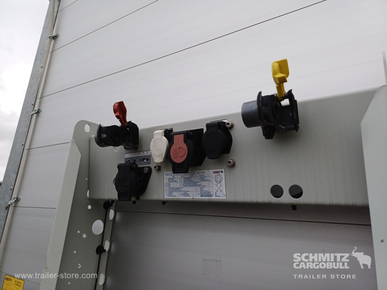 SCHMITZ Auflieger Curtainsider Standard - Semirremolque lona: foto 2 SCHMITZ Auflieger Curtainsider Standard - Semirremolque lona: foto 2