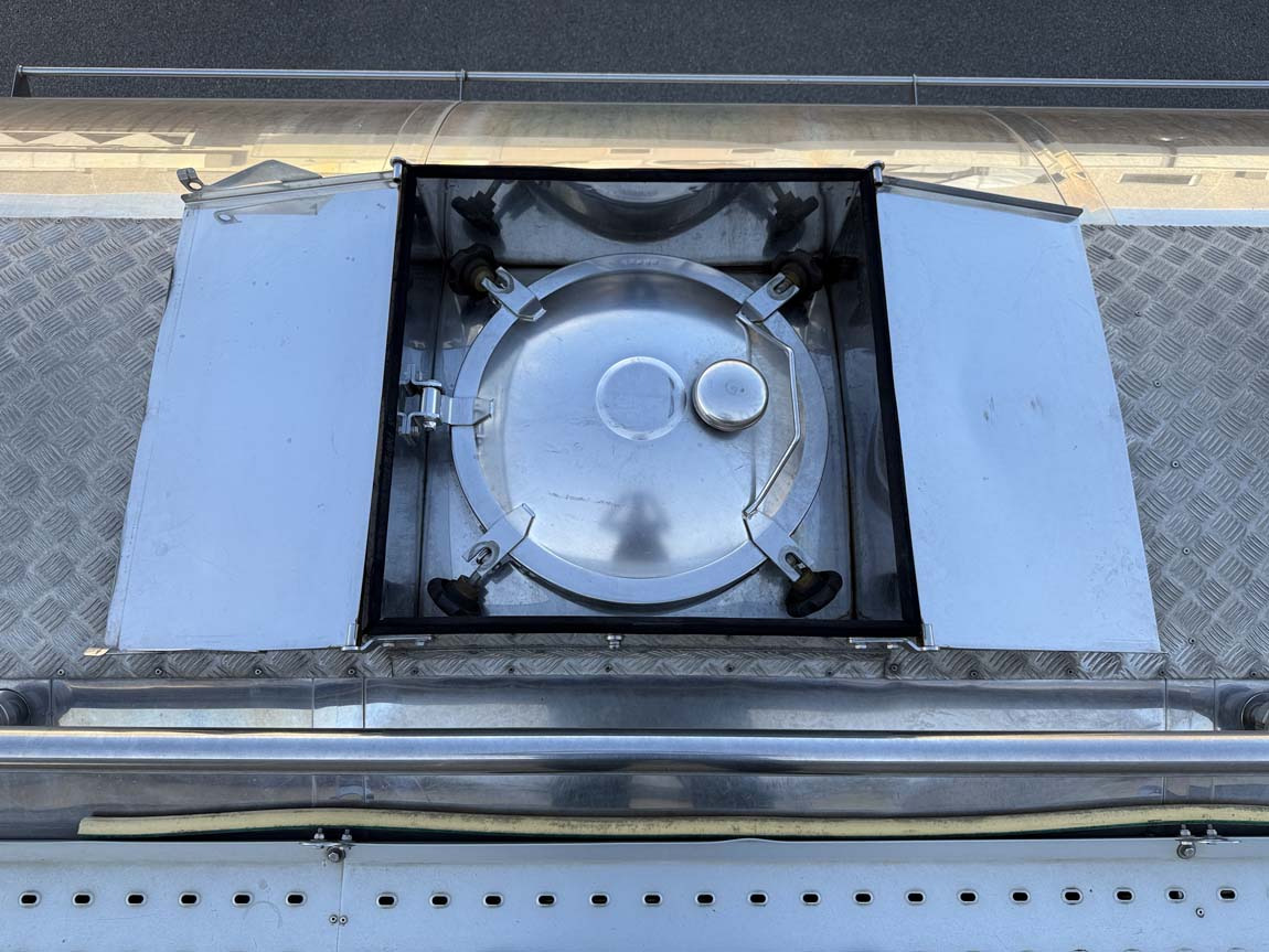 Cisterna semirremolque para transporte de alimentos Bata SANTI/MENCI 13.000-8.000-13.000LT: foto 9 Cisterna semirremolque para transporte de alimentos Bata SANTI/MENCI 13.000-8.000-13.000LT: foto 9