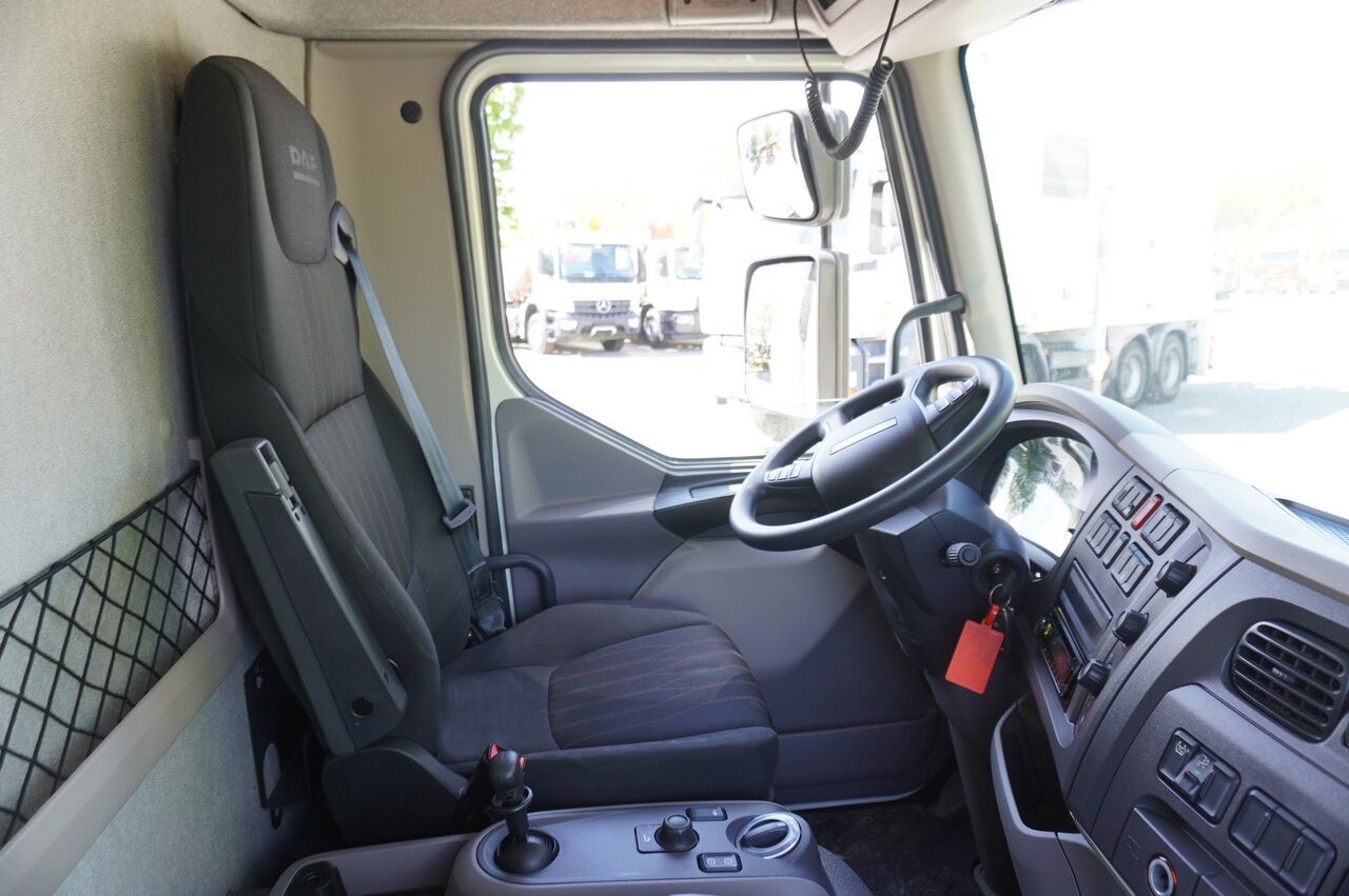 Camión caja cerrada DAF LF 12.210 18-pallet container with tail lift / 50 tho. km / 2024: foto 28