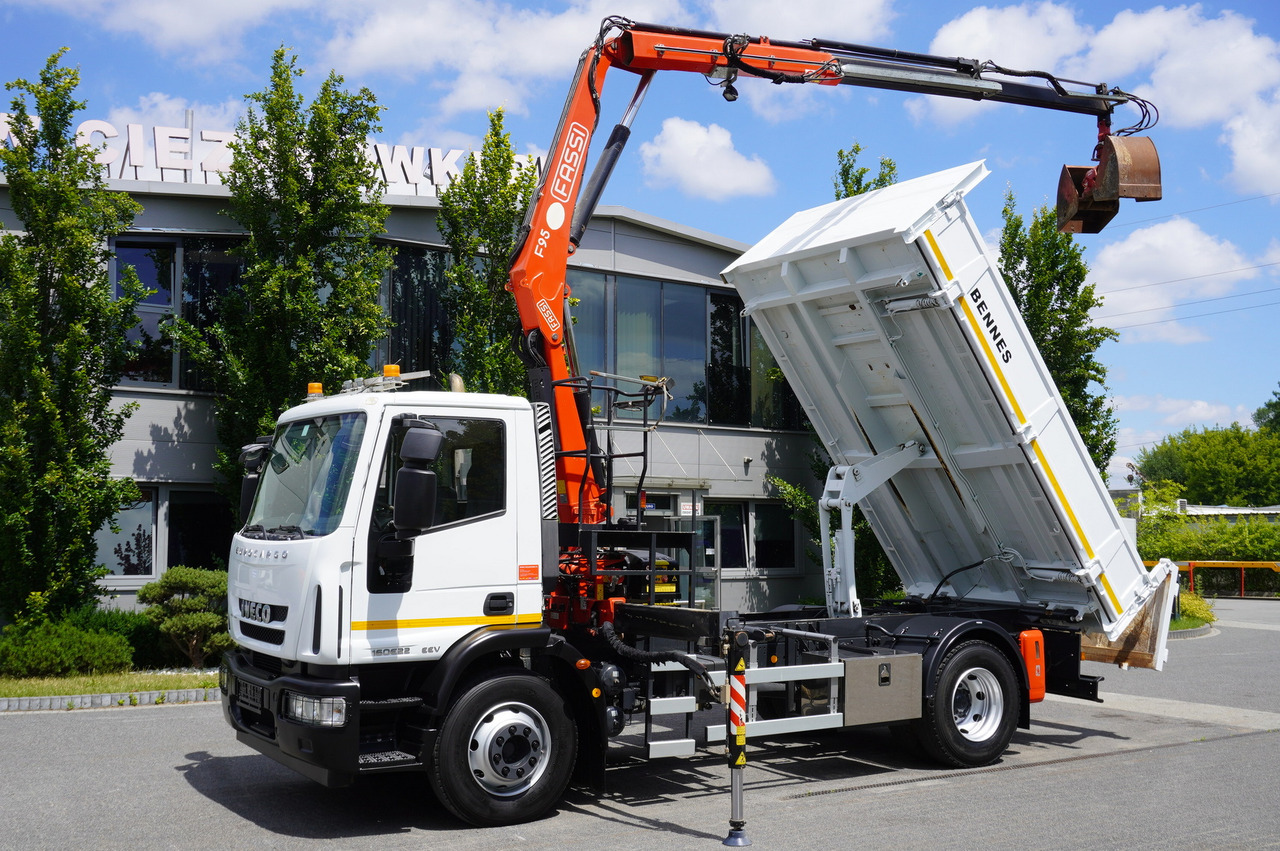 IVECO Eurocargo 160E22 EEV Dump truck / Bortmatic / Crane FASSI F95A.0.22 - Volquete camión, Camión grúa: foto 1 IVECO Eurocargo 160E22 EEV Dump truck / Bortmatic / Crane FASSI F95A.0.22 - Volquete camión, Camión grúa: foto 1