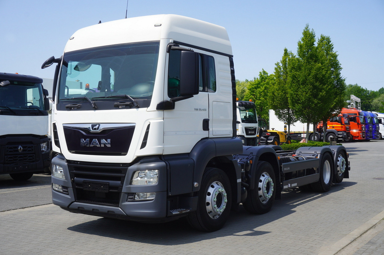 MAN TGS 35.420 8x2 / Chassis 6.4 m / 3 steered axles - Chasis camión: foto 2 MAN TGS 35.420 8x2 / Chassis 6.4 m / 3 steered axles - Chasis camión: foto 2