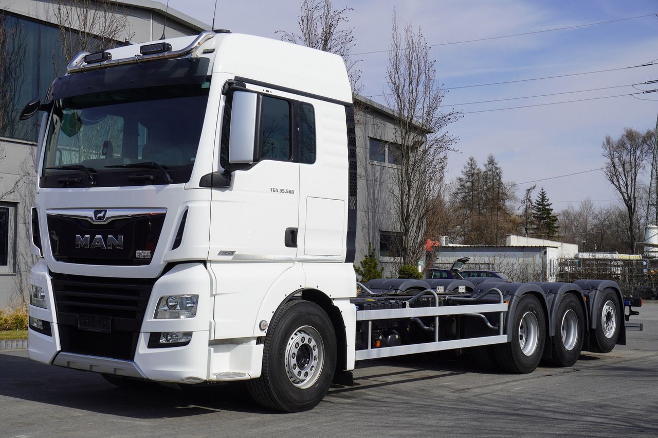 MAN TGX 35.580 8x4-4 / 830 cm chassis / steering axle / 260,000 km - Chasis camión: foto 2 MAN TGX 35.580 8x4-4 / 830 cm chassis / steering axle / 260,000 km - Chasis camión: foto 2