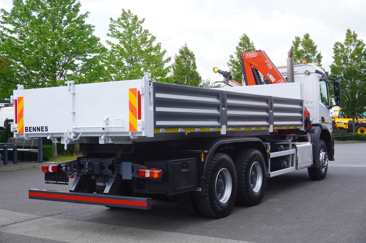Camión caja abierta, Camión grúa MERCEDES-BENZ AROCS 2633 6x4 / 5.5 T crane FASSI F135 / Tipper 15 EPAL: foto 8