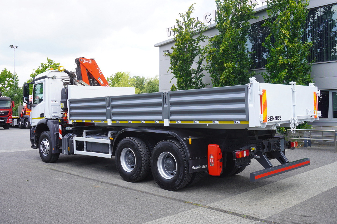 Camión caja abierta, Camión grúa MERCEDES-BENZ AROCS 2633 6x4 / 5.5 T crane FASSI F135 / Tipper 15 EPAL: foto 6