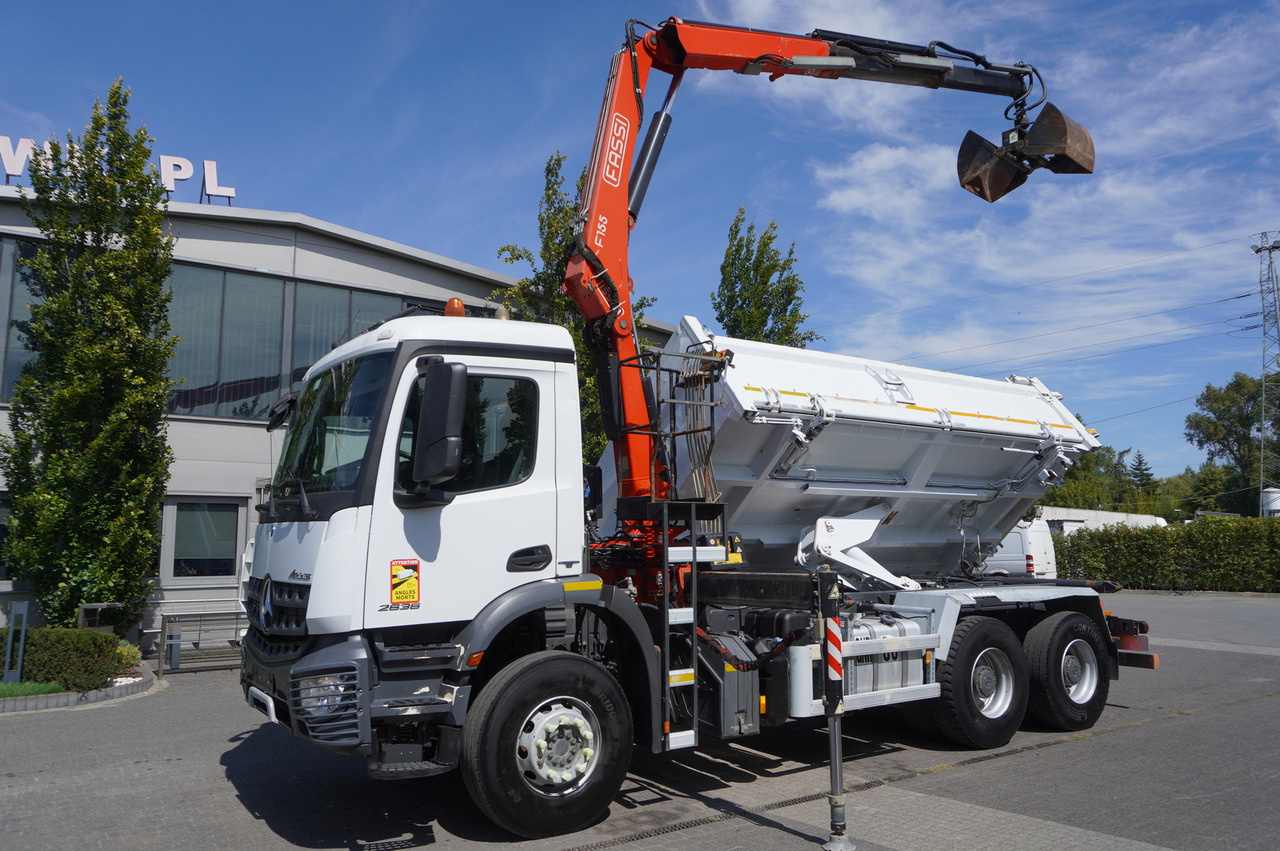 MERCEDES-BENZ Arocs 2636 / 6x4 / HDS Fassi / 3-Way Tipper / Bortmatic - Volquete camión, Camión grúa: foto 2 MERCEDES-BENZ Arocs 2636 / 6x4 / HDS Fassi / 3-Way Tipper / Bortmatic - Volquete camión, Camión grúa: foto 2
