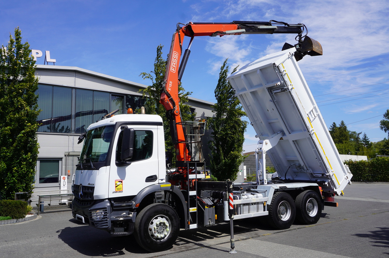 MERCEDES-BENZ Arocs 2636 / 6x4 / HDS Fassi / 3-Way Tipper / Bortmatic - Volquete camión, Camión grúa: foto 1 MERCEDES-BENZ Arocs 2636 / 6x4 / HDS Fassi / 3-Way Tipper / Bortmatic - Volquete camión, Camión grúa: foto 1