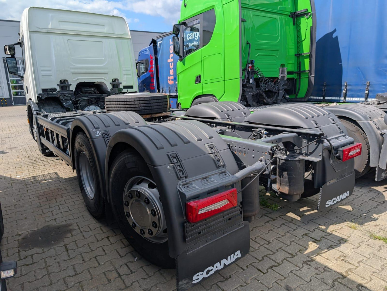 SCANIA P 340 B6x2*4NA / chassis frame / steering axle / CNG / large cab / 8 units - Chasis camión: foto 4 SCANIA P 340 B6x2*4NA / chassis frame / steering axle / CNG / large cab / 8 units - Chasis camión: foto 4