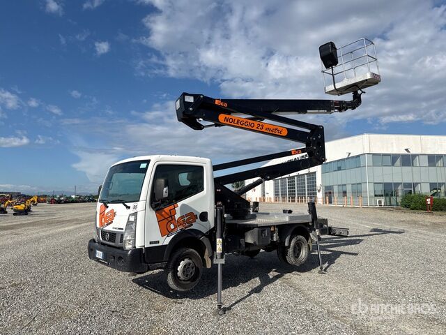 2016 Nissan Cabstar 35.12 2016 Isoli PNT230 20 m on Bucket Truck - Camión con plataforma elevadora: foto 1 2016 Nissan Cabstar 35.12 2016 Isoli PNT230 20 m on Bucket Truck - Camión con plataforma elevadora: foto 1