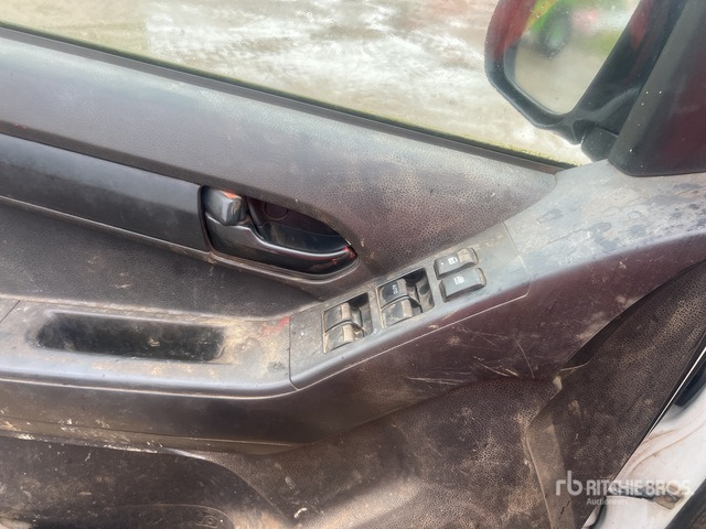 2013 Isuzu D-Max (Inoperable) Pickup - Pick-up: foto 2 2013 Isuzu D-Max (Inoperable) Pickup - Pick-up: foto 2