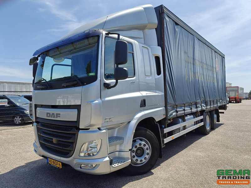 DAF CF 400 FAN 6x2/4 SpaceCab Euro6A - Schuifzeilenbak 7.7m + Laadklep 2000kg - HH Vloer - AanhangerKoppeling - Camión lona: foto 1 DAF CF 400 FAN 6x2/4 SpaceCab Euro6A - Schuifzeilenbak 7.7m + Laadklep 2000kg - HH Vloer - AanhangerKoppeling - Camión lona: foto 1
