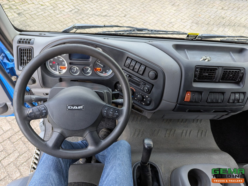 Foto del interior 3: Portavehículos camión DAF FA LF55.220 4x2 Daycab Euro4 - Handgeschakeld - Oprijwagen - Lier 2.5T - Alu Zijschotten