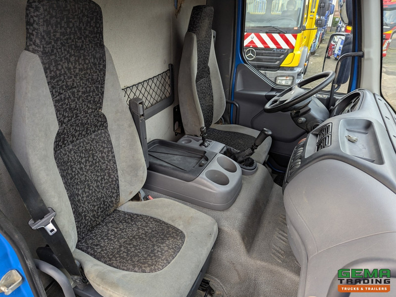 Foto del interior 1: Portavehículos camión DAF FA LF55.220 4x2 Daycab Euro4 - Handgeschakeld - Oprijwagen - Lier 2.5T - Alu Zijschotten