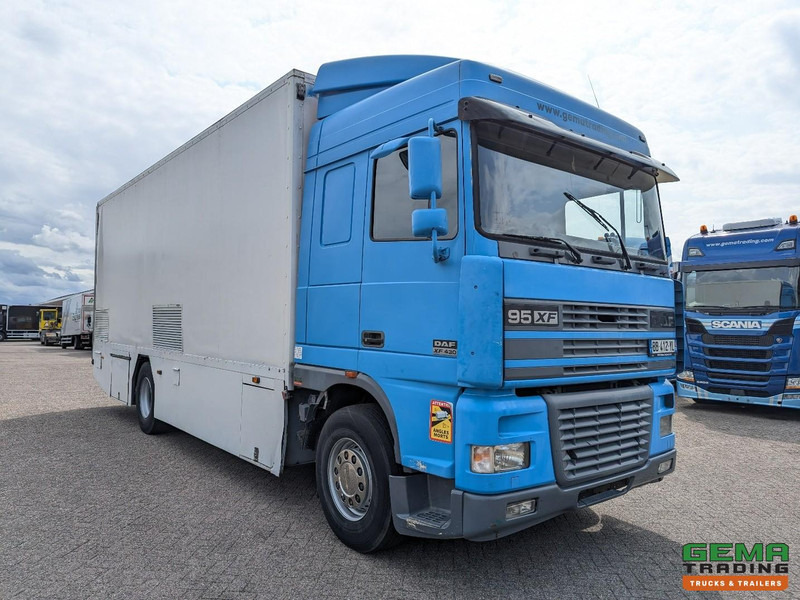 DAF XF95.430 4x2 Spacecab Euro2 - Retarder - Geslotenbak 7.7m - Handgeschakeld - Vangmuil - Camión caja cerrada: foto 2 DAF XF95.430 4x2 Spacecab Euro2 - Retarder - Geslotenbak 7.7m - Handgeschakeld - Vangmuil - Camión caja cerrada: foto 2