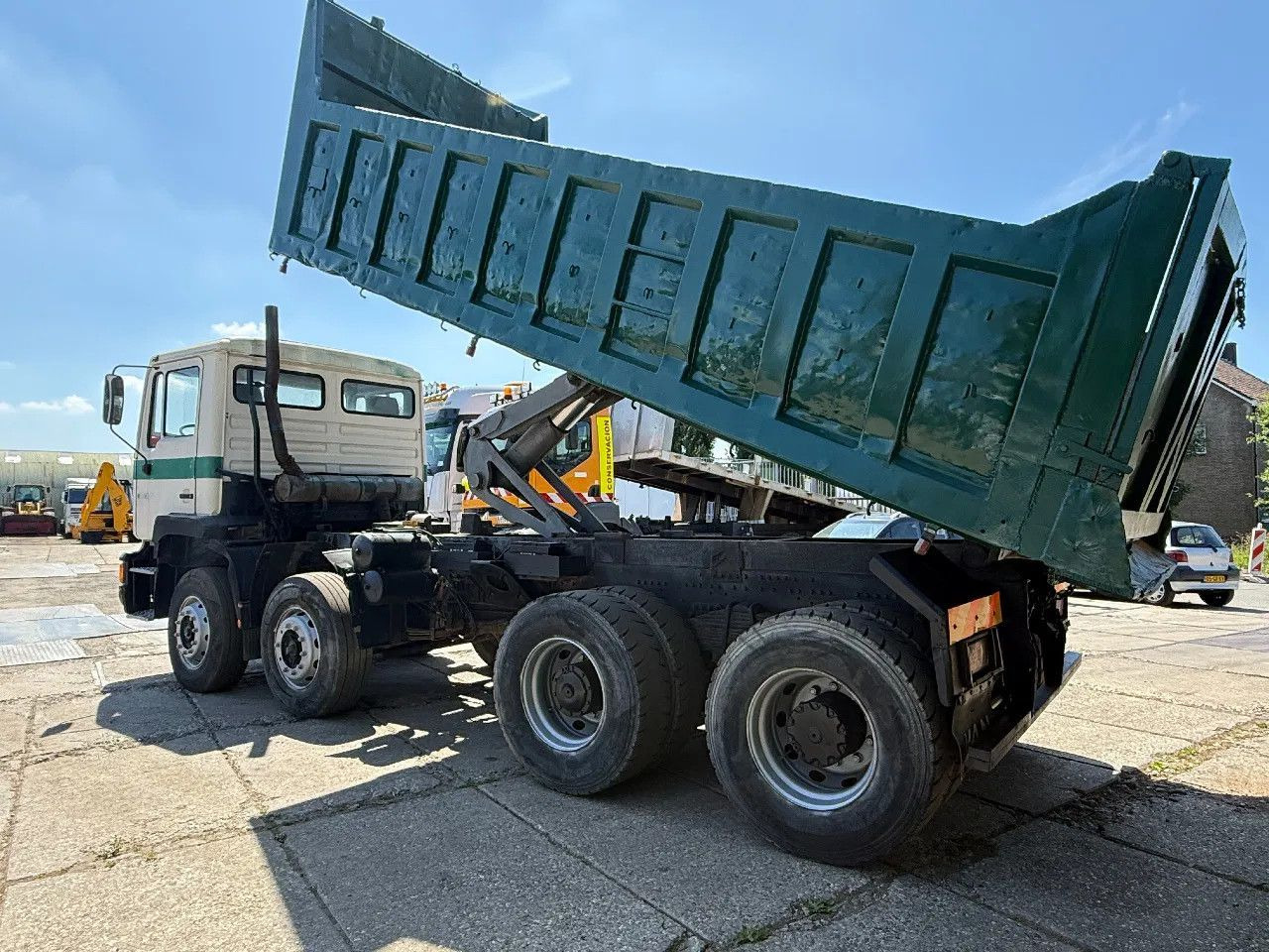 MAN 35.372 8X4 Tipper Spring/Spring ZF Manual Gear E - Volquete camión: foto 3 MAN 35.372 8X4 Tipper Spring/Spring ZF Manual Gear E - Volquete camión: foto 3