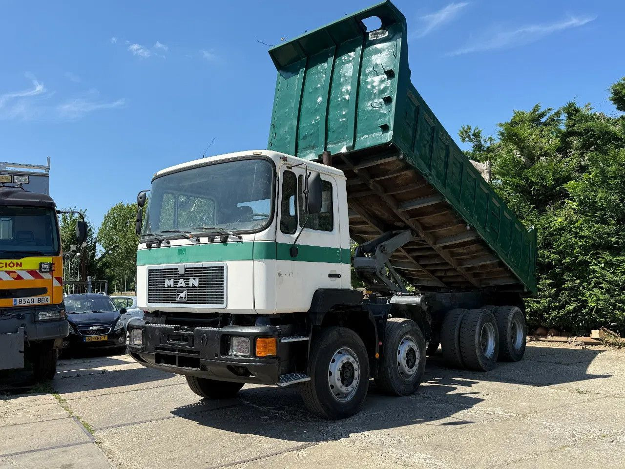 MAN 35.372 8X4 Tipper Spring/Spring ZF Manual Gear E - Volquete camión: foto 2 MAN 35.372 8X4 Tipper Spring/Spring ZF Manual Gear E - Volquete camión: foto 2