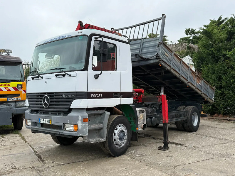 Mercedes-Benz Actros 1831 V6 4X2 Tipper + crane EPS Manual Gearbox 3 peddal - Volquete camión, Camión grúa: foto 2 Mercedes-Benz Actros 1831 V6 4X2 Tipper + crane EPS Manual Gearbox 3 peddal - Volquete camión, Camión grúa: foto 2
