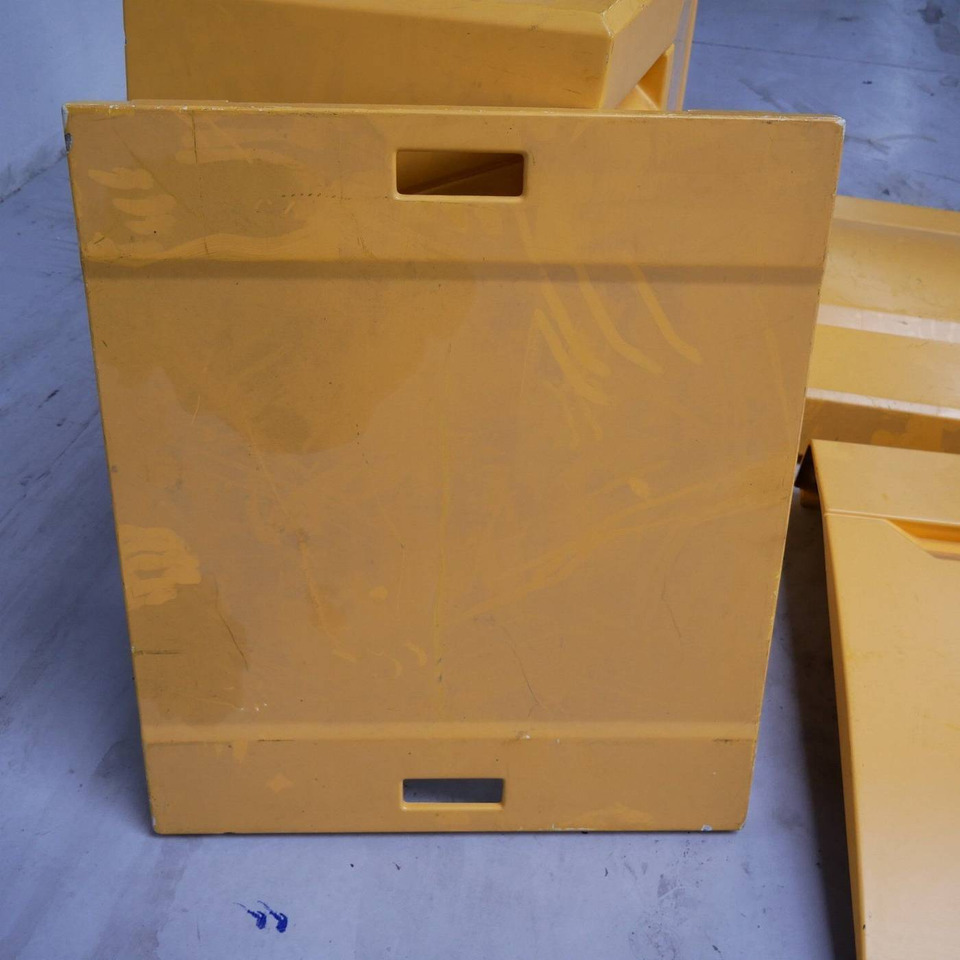 Plastic covers for Dambach, Atlet OMNI 140DCR - Carrocería y exterior para Equipo de manutención: foto 3 Plastic covers for Dambach, Atlet OMNI 140DCR - Carrocería y exterior para Equipo de manutención: foto 3