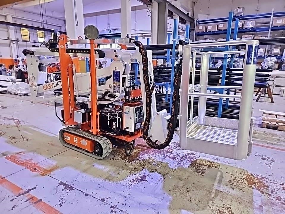 EasyLift R130 - Plataforma articulada, Plataforma araña: foto 1 EasyLift R130 - Plataforma articulada, Plataforma araña: foto 1