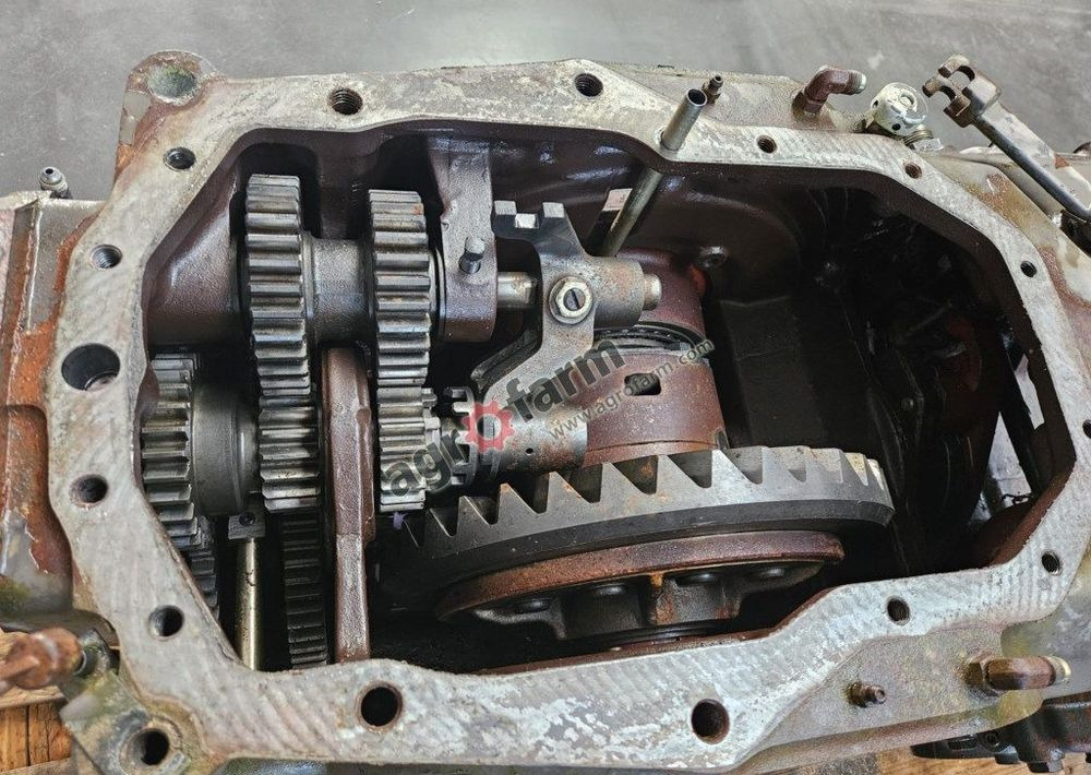 TYLNY MOST MASSEY FERGUSON 3070 3382213M4 - Caja de cambios: foto 2 TYLNY MOST MASSEY FERGUSON 3070 3382213M4 - Caja de cambios: foto 2