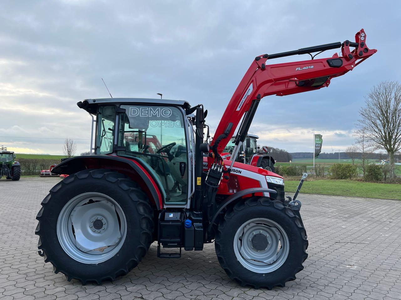 Massey Ferguson 5M.115 Dyna-4 Essential - Tractor: foto 2 Massey Ferguson 5M.115 Dyna-4 Essential - Tractor: foto 2