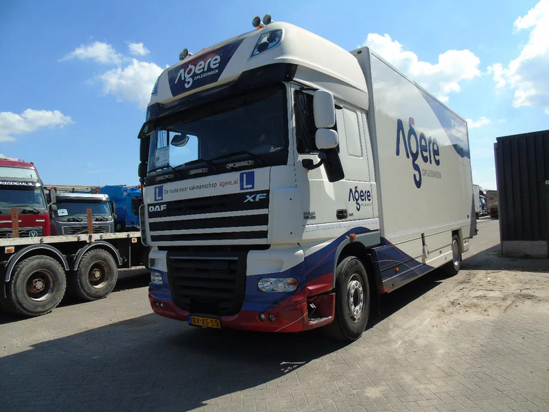 DAF XF 105 .460 + MANUAL + EURO 5 - Camión caja cerrada: foto 2 DAF XF 105 .460 + MANUAL + EURO 5 - Camión caja cerrada: foto 2