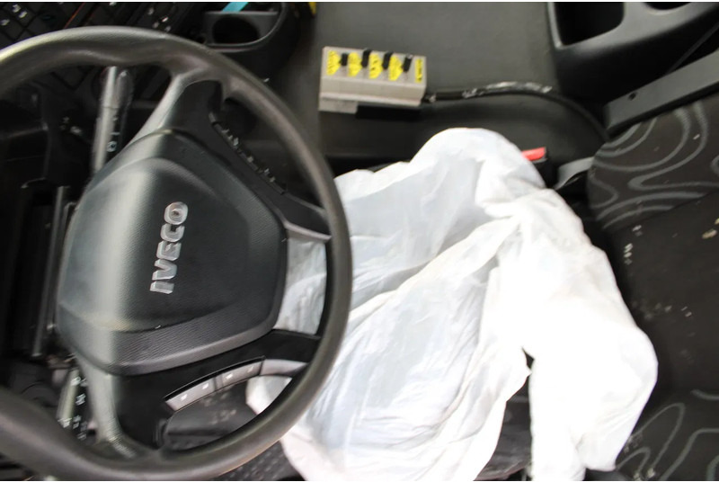 Foto del interior 2: Multibasculante camión Iveco Stralis 460 + 6X2 + 20T