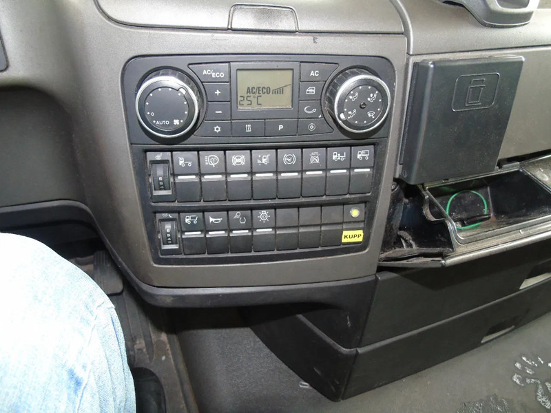 Camión caja cerrada MAN TGA 18.400 + combi + lift + euro 5 + 2.70: foto 16 Camión caja cerrada MAN TGA 18.400 + combi + lift + euro 5 + 2.70: foto 16