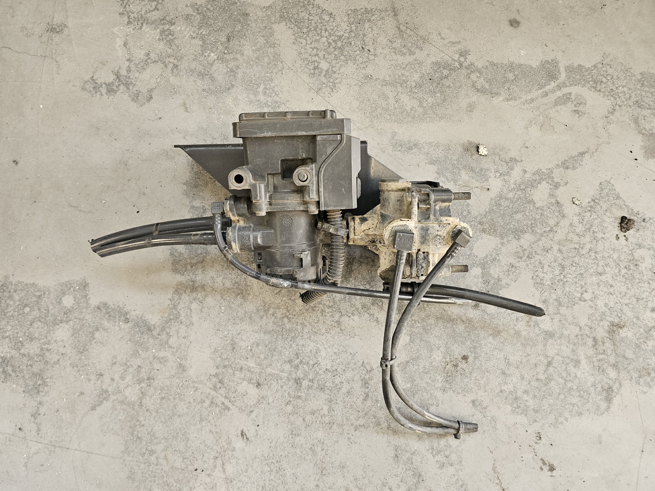 MERCEDES-BENZ ACTROS MP4 / FRONT EBS VALVE / K015420 / A0004295724 - Válvula de freno: foto 1 MERCEDES-BENZ ACTROS MP4 / FRONT EBS VALVE / K015420 / A0004295724 - Válvula de freno: foto 1