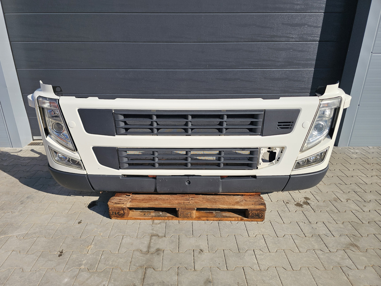VOLVO FM3 EUR0 5 / COMPLETE BUMPER - Parachoques: foto 2 VOLVO FM3 EUR0 5 / COMPLETE BUMPER - Parachoques: foto 2
