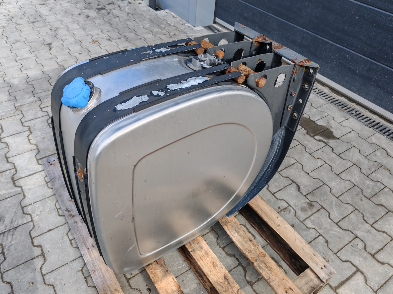 VOLVO RENAULT / COMPLETE ADBLUE TANK / 21065425 - Depósito de AdBlue: foto 4 VOLVO RENAULT / COMPLETE ADBLUE TANK / 21065425 - Depósito de AdBlue: foto 4