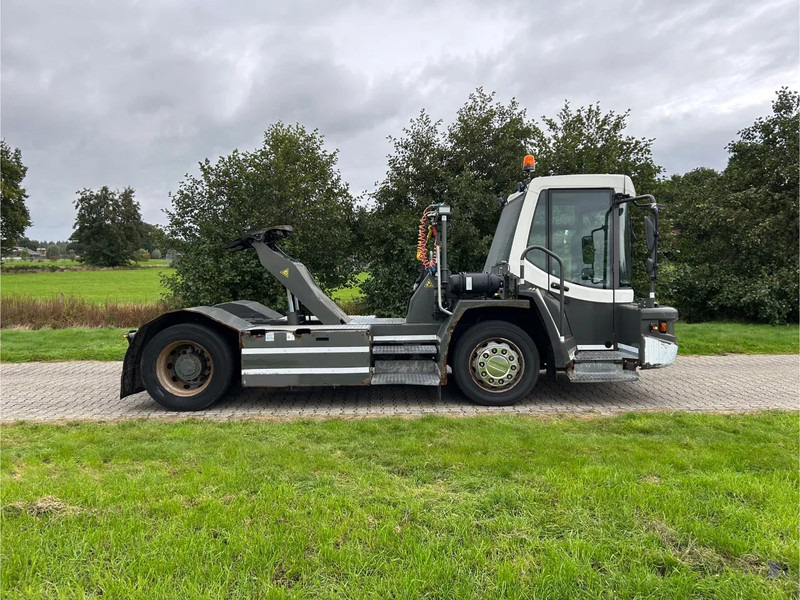 Terberg DT 183 | DISTRIBUTION TERMINAL | 8949 HOURS !!!! | LOW STEPS - Tractor industrial: foto 4 Terberg DT 183 | DISTRIBUTION TERMINAL | 8949 HOURS !!!! | LOW STEPS - Tractor industrial: foto 4