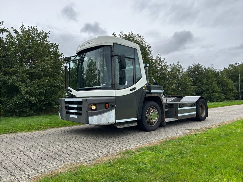 Terberg DT 183 | DISTRIBUTION TERMINAL | 8949 HOURS !!!! | LOW STEPS - Tractor industrial: foto 1 Terberg DT 183 | DISTRIBUTION TERMINAL | 8949 HOURS !!!! | LOW STEPS - Tractor industrial: foto 1