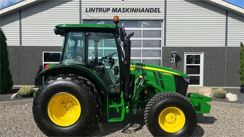 Tractor John Deere 5090 M Med græsdæk: foto 8