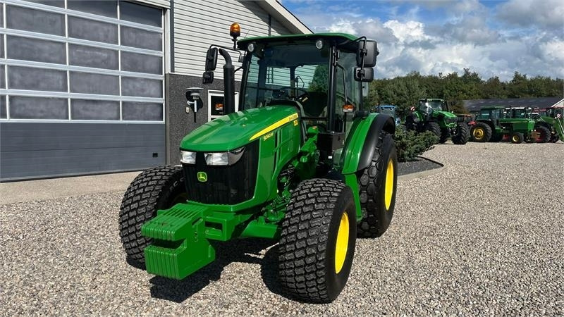 Tractor John Deere 5090 M Med græsdæk: foto 9