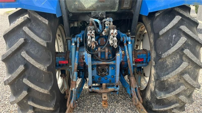 New Holland 8240 SLE Med frontlift og frontPTO - Tractor: foto 5 New Holland 8240 SLE Med frontlift og frontPTO - Tractor: foto 5