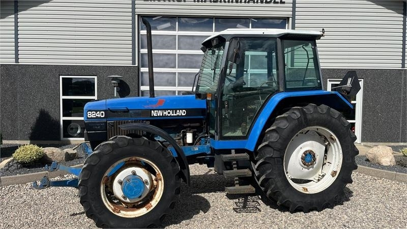 New Holland 8240 SLE Med frontlift og frontPTO - Tractor: foto 1 New Holland 8240 SLE Med frontlift og frontPTO - Tractor: foto 1