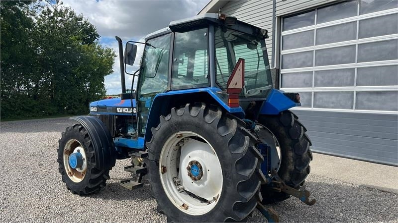 New Holland 8240 SLE Med frontlift og frontPTO - Tractor: foto 3 New Holland 8240 SLE Med frontlift og frontPTO - Tractor: foto 3