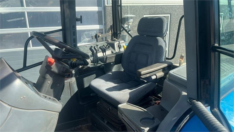 New Holland 8360 Rangecommand - Tractor: foto 4 New Holland 8360 Rangecommand - Tractor: foto 4