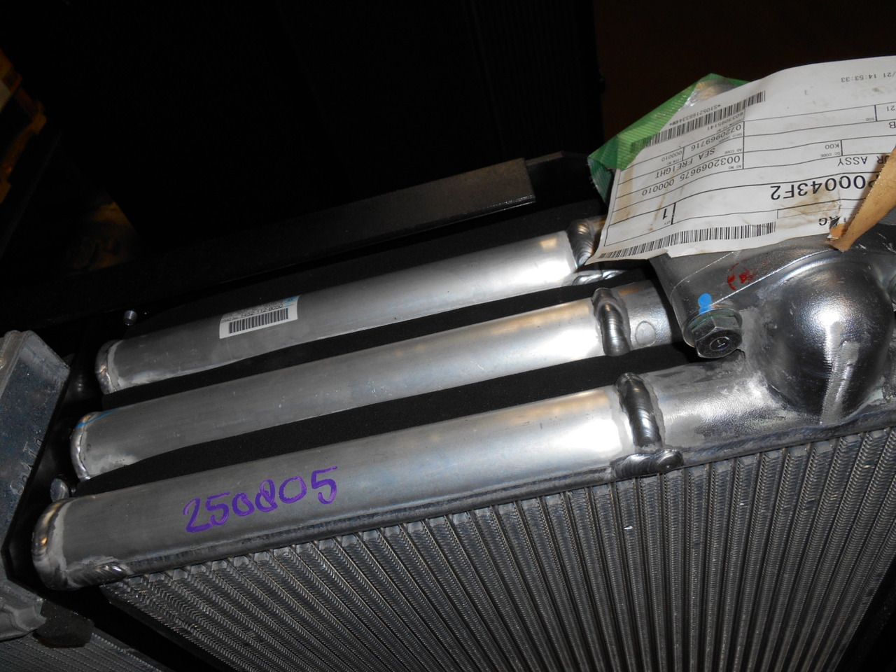 Kobelco LC05P00043F2 - LC05P00043S002 - Enfriador de aceite para Maquinaria de construcción: foto 2 Kobelco LC05P00043F2 - LC05P00043S002 - Enfriador de aceite para Maquinaria de construcción: foto 2