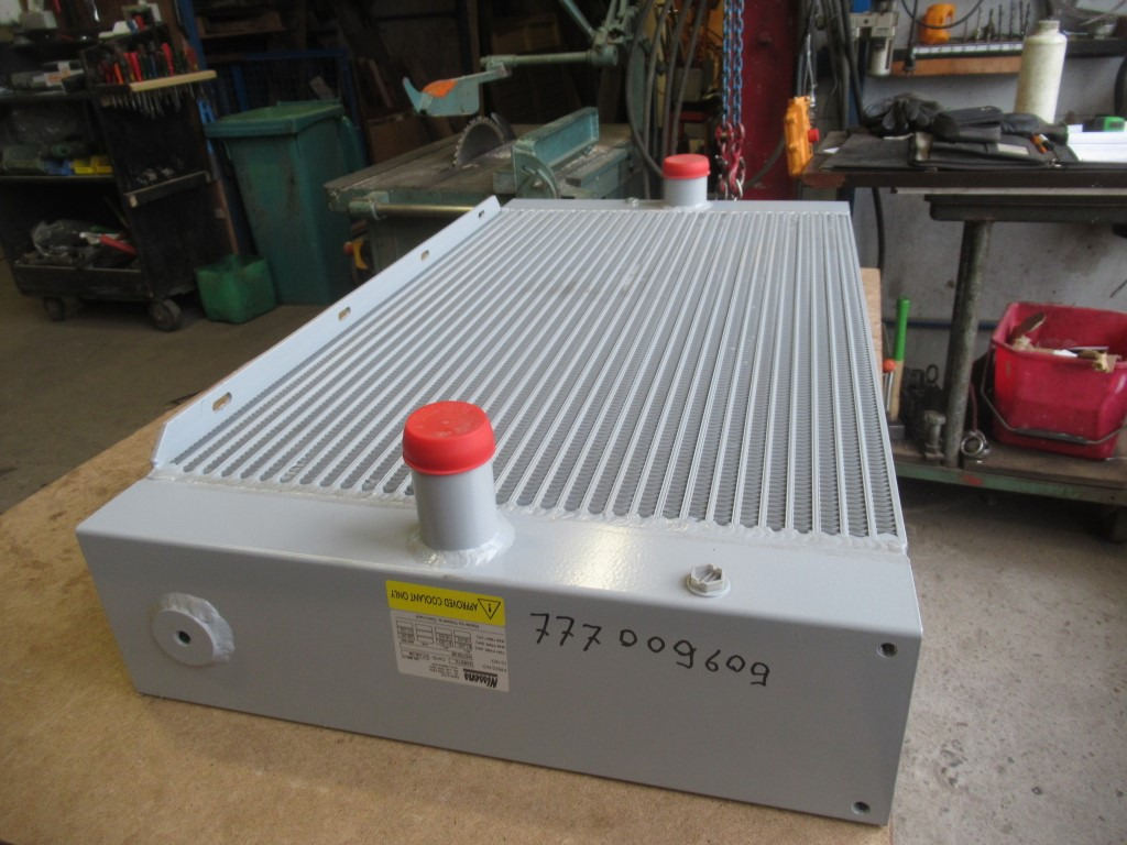 New Holland 6904526 - Radiador para Maquinaria de construcción: foto 2 New Holland 6904526 - Radiador para Maquinaria de construcción: foto 2