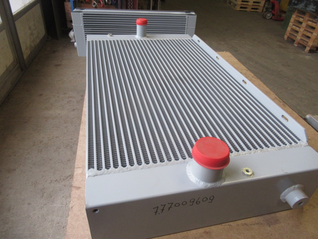 New Holland 6904526 - Radiador para Maquinaria de construcción: foto 3 New Holland 6904526 - Radiador para Maquinaria de construcción: foto 3