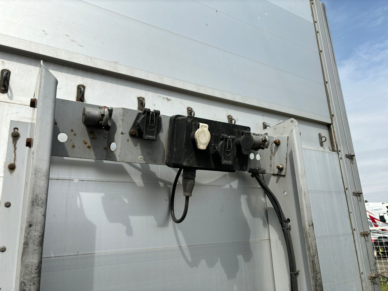 KÖGEL SN 24 - Semirremolque plataforma/ Caja abierta: foto 2 KÖGEL SN 24 - Semirremolque plataforma/ Caja abierta: foto 2