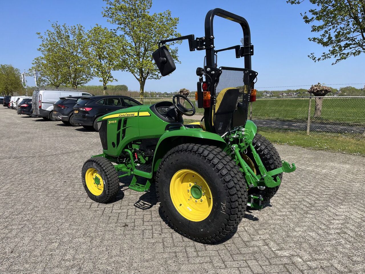 John Deere 3046R - Tractor viñedo/ Frutero: foto 4 John Deere 3046R - Tractor viñedo/ Frutero: foto 4