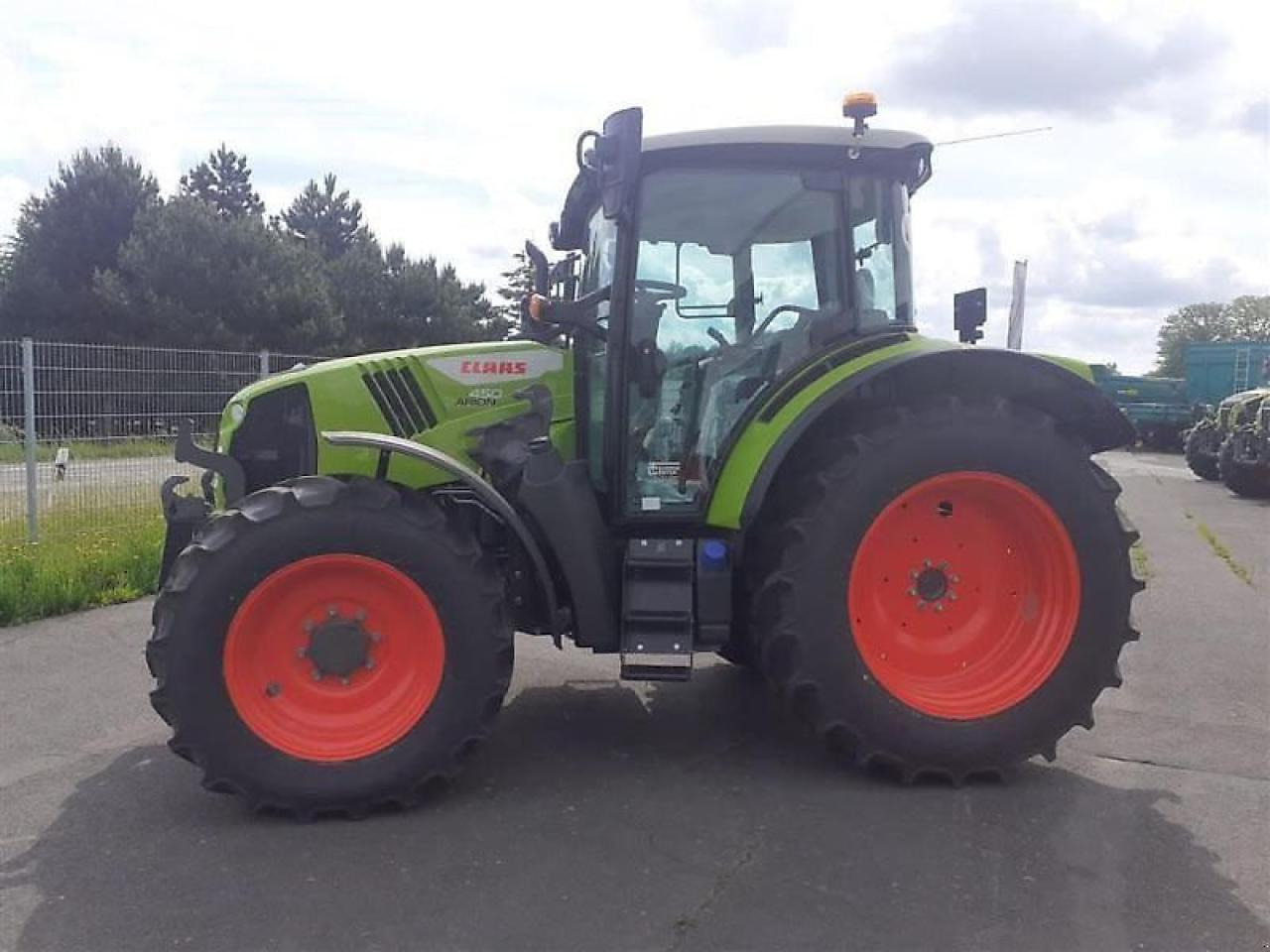 CLAAS traktor arion 450 cis+ CIS+ - Tractor: foto 1 CLAAS traktor arion 450 cis+ CIS+ - Tractor: foto 1