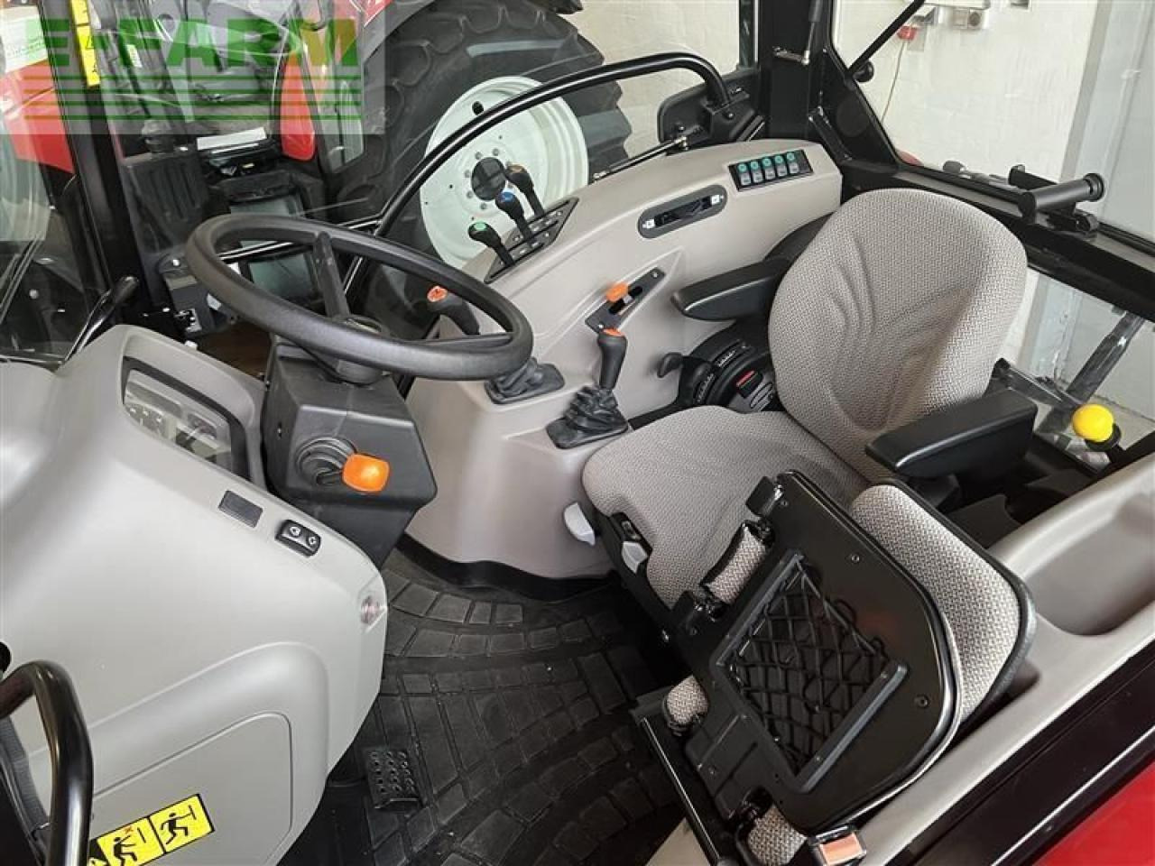 Tractor Case-IH farmall 65 a (stage v): foto 7 Tractor Case-IH farmall 65 a (stage v): foto 7