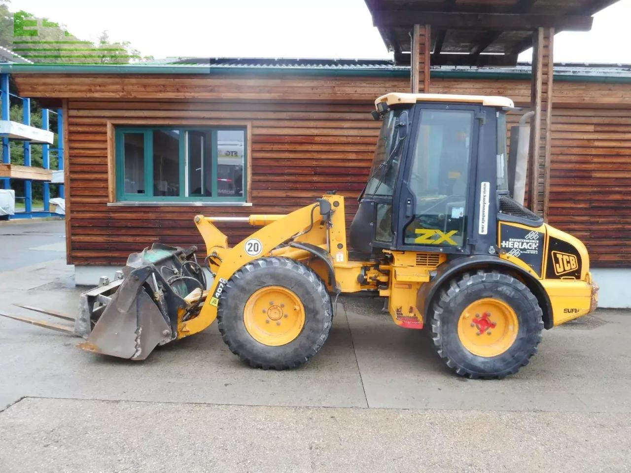 JCB 407 ( 5.400kg ) mit schaufel + gabel - Miniexcavadora: foto 1 JCB 407 ( 5.400kg ) mit schaufel + gabel - Miniexcavadora: foto 1