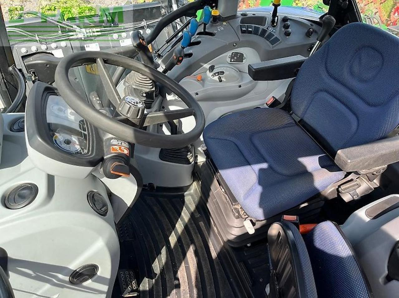 New Holland t 5.100 dc - Tractor: foto 5 New Holland t 5.100 dc - Tractor: foto 5