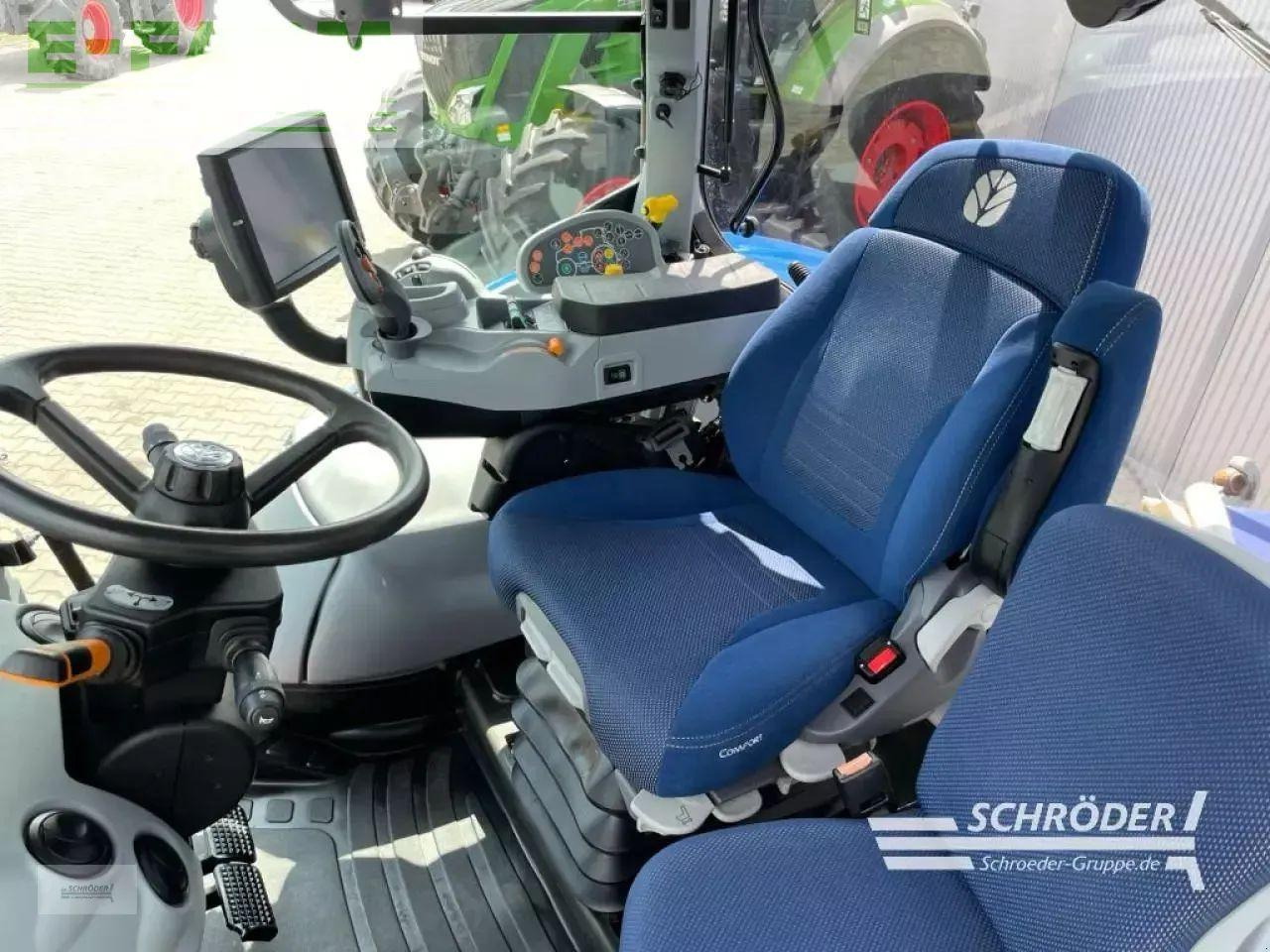 Tractor New Holland t 7.210: foto 16
