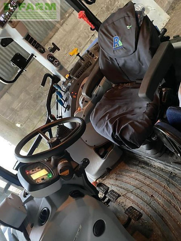 Tractor New Holland t5.120: foto 8
